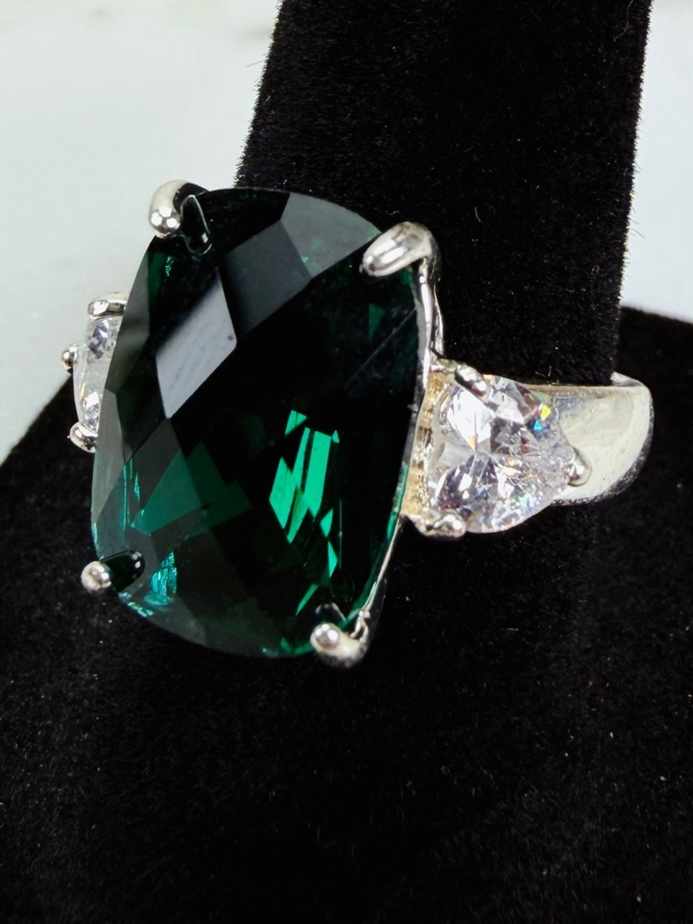 Gorgeous Silvertone with emerald green center costume statement, size 7 …